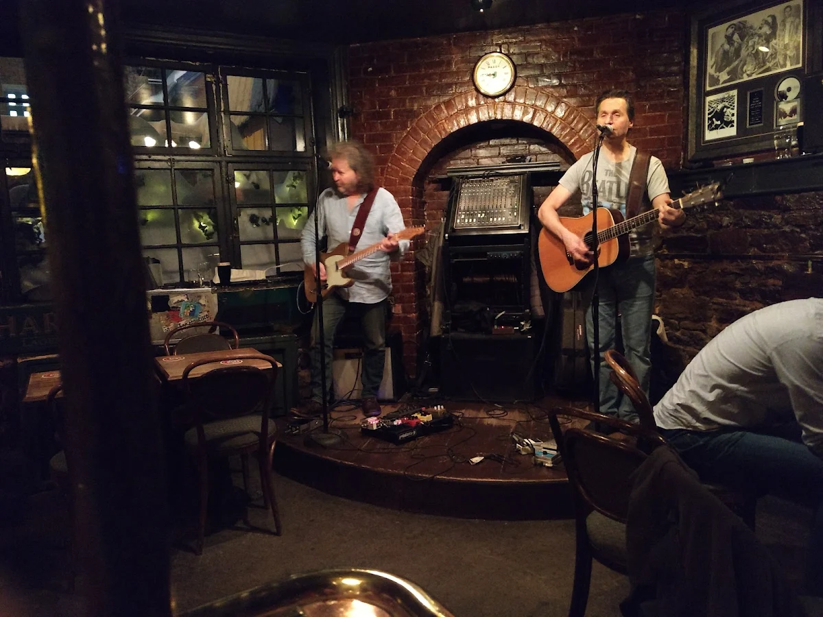 Vibe, Hurley's Irish Pub