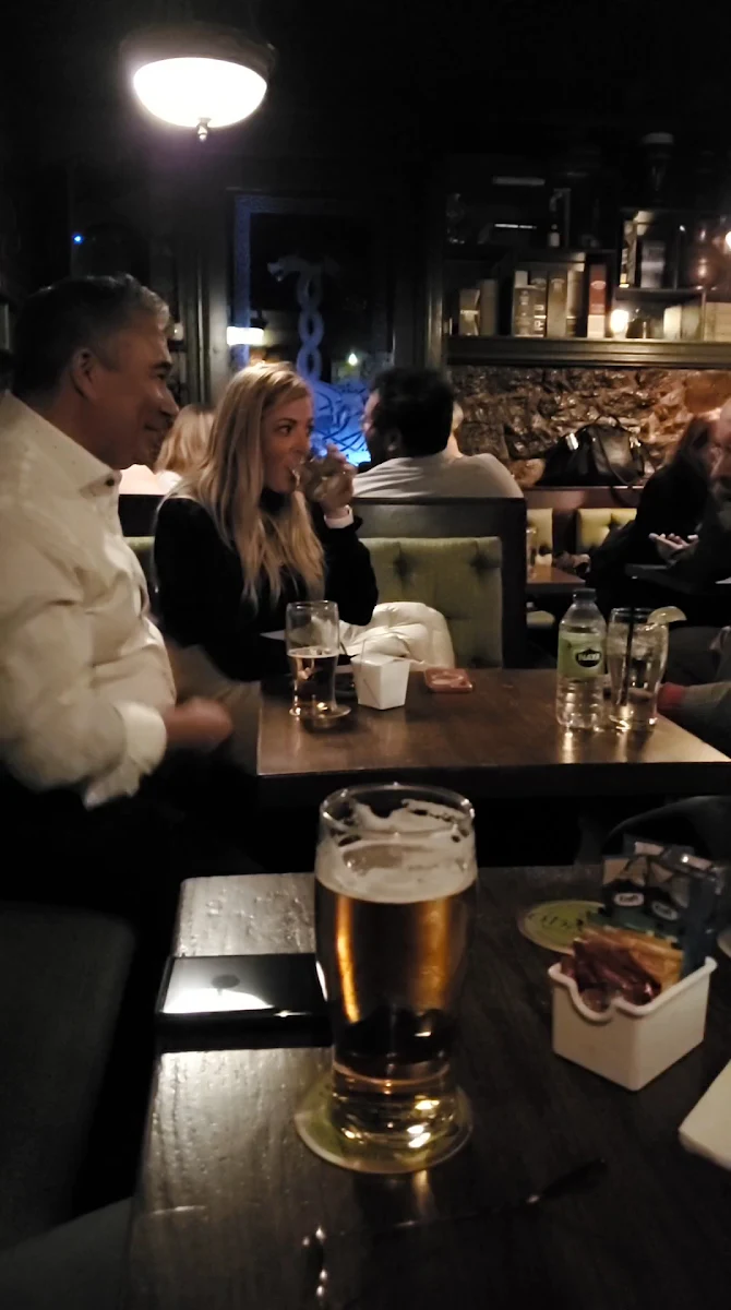 Vibe, Hurley's Irish Pub