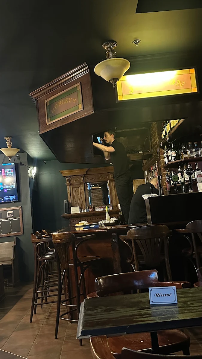 Vibe, Hurley's Irish Pub