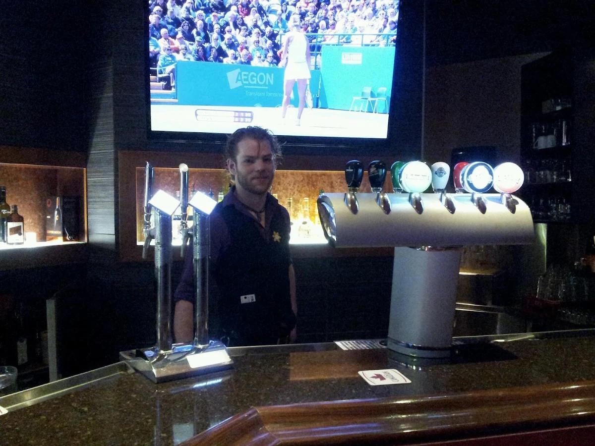 Vibe, Hat Tricks Sports Bar and Grill