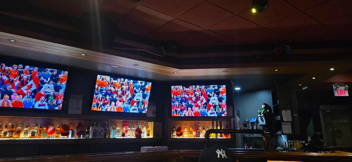 Vibe, Hat Tricks Sports Bar and Grill