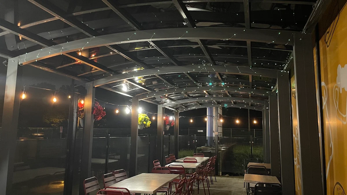 Vibe, VMV's Bar & Grill