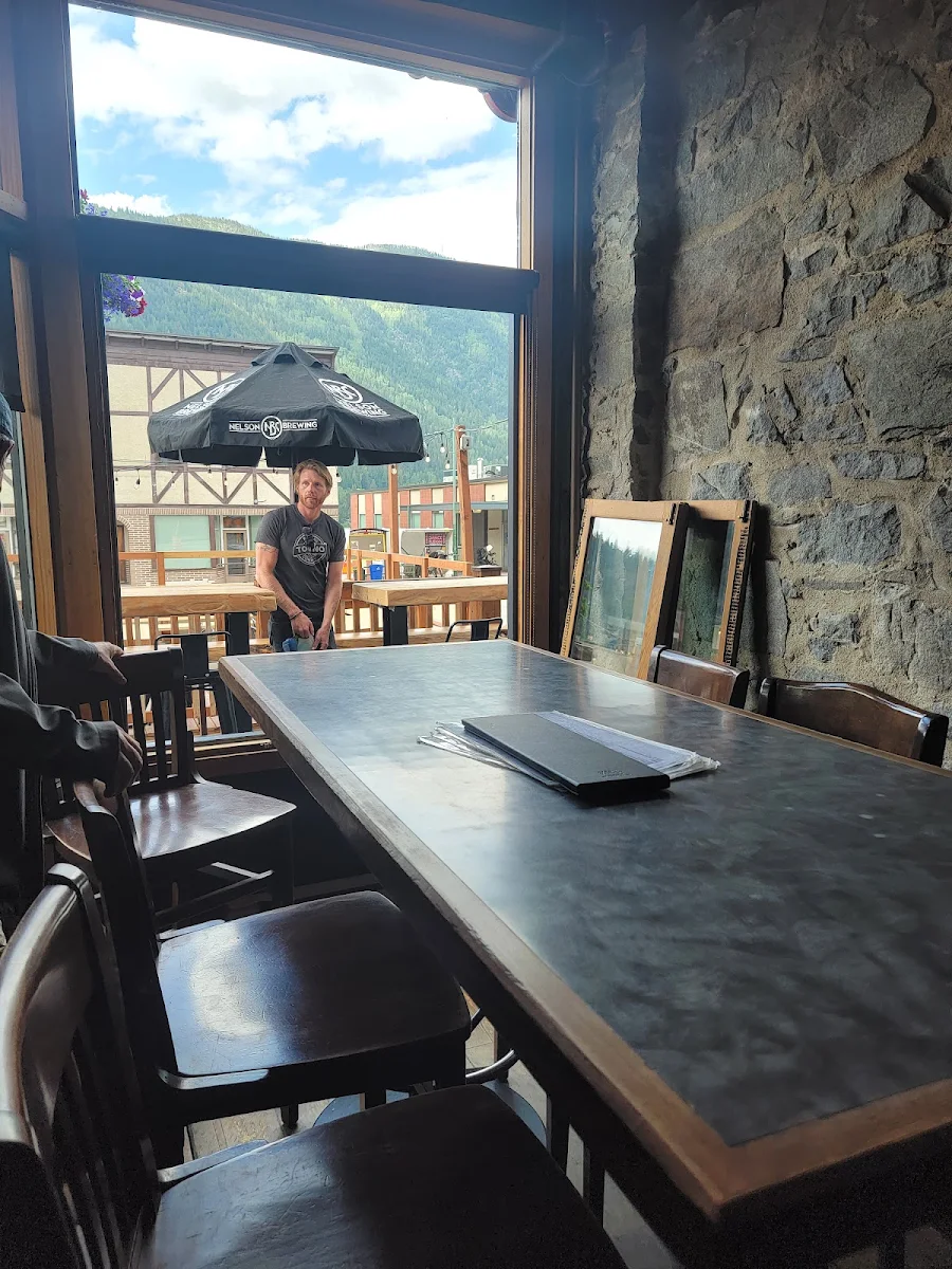 Vibe, Jackson's Hole & Grill