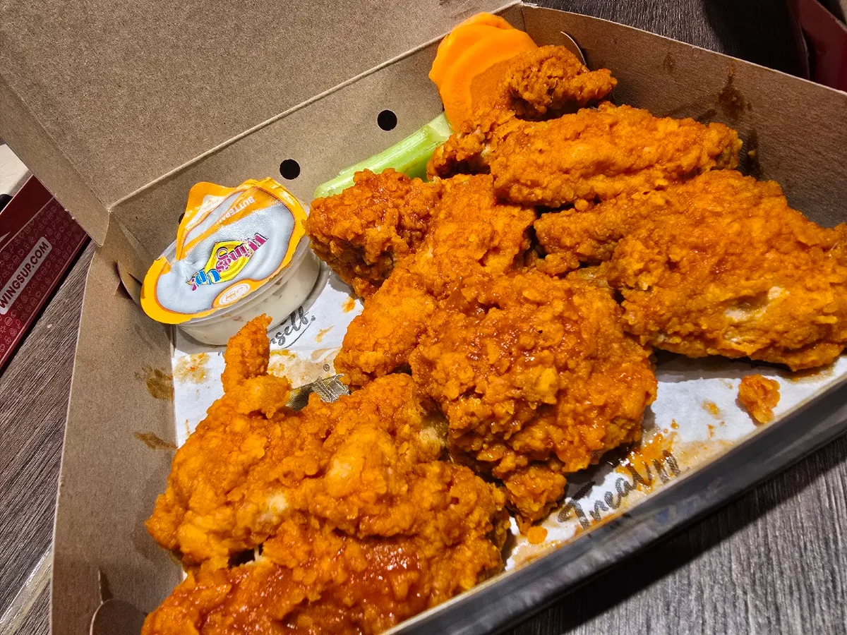 Food & drink, WingsUp! Calgary - Macleod