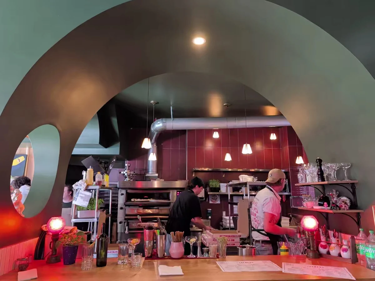 Vibe, Pizzeria Locali