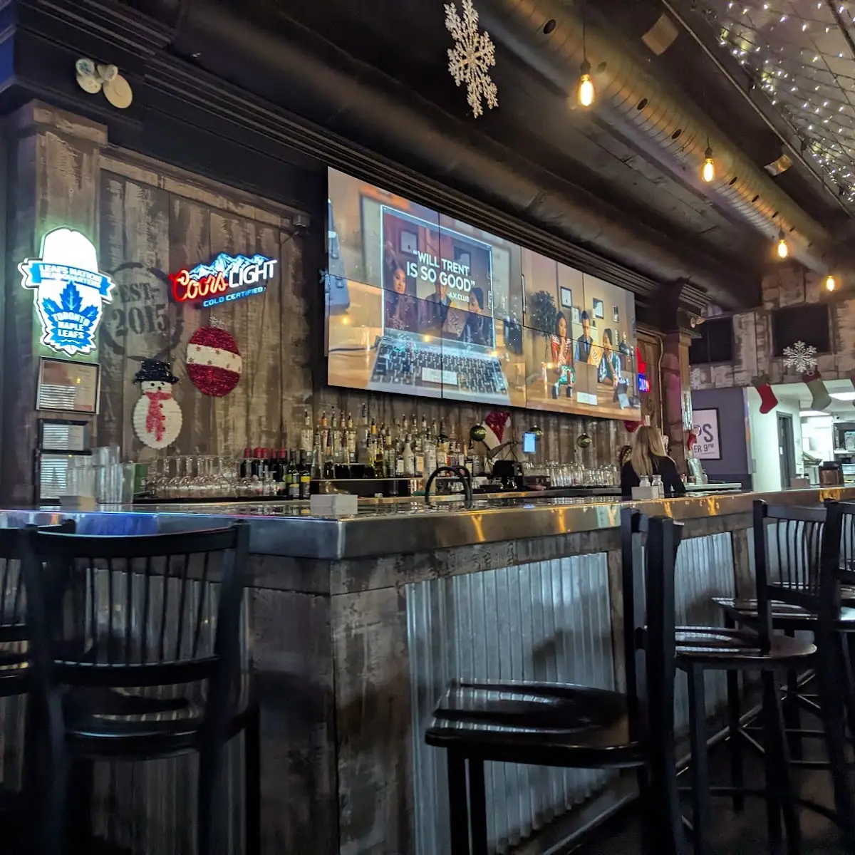 Vibe, Chuck’s Roadhouse Bar and Grill