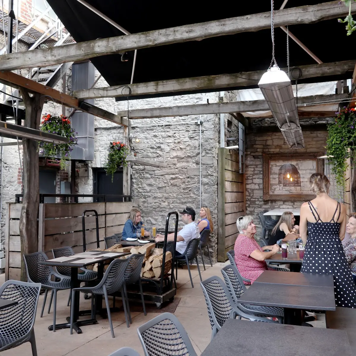 Vibe, Wooden Heads Gourmet Pizza