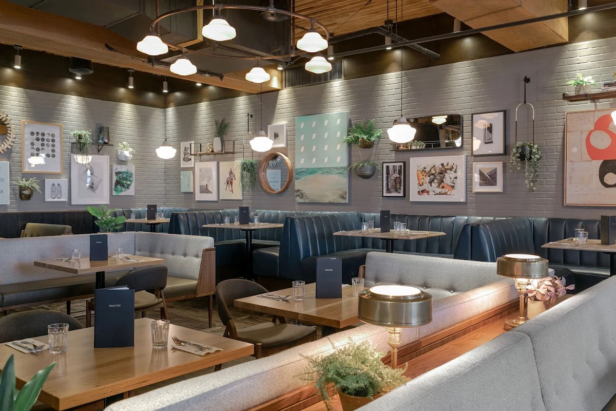 Vibe, Earls Kitchen + Bar