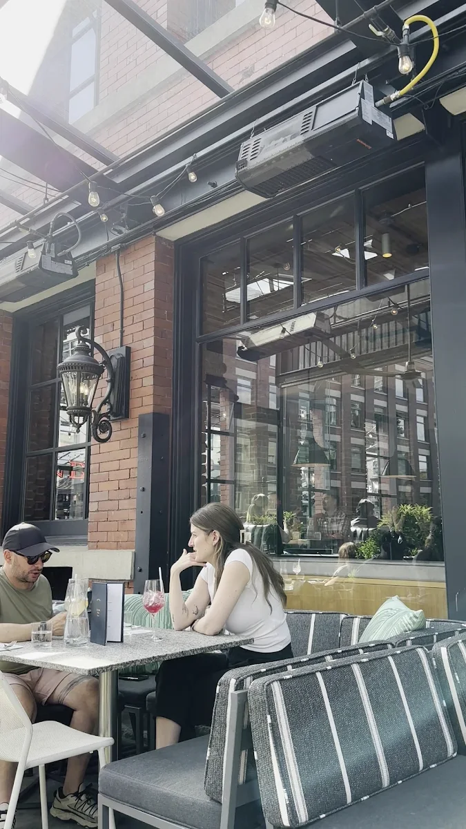 Vibe, Earls Kitchen + Bar