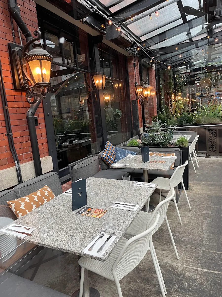 Vibe, Earls Kitchen + Bar