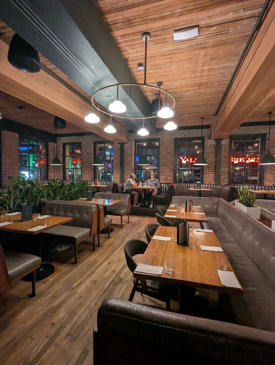 Vibe, Earls Kitchen + Bar