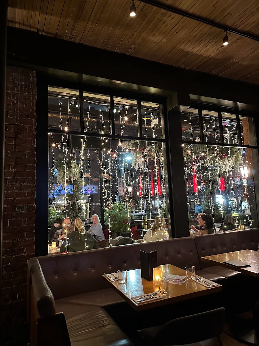 Vibe, Earls Kitchen + Bar