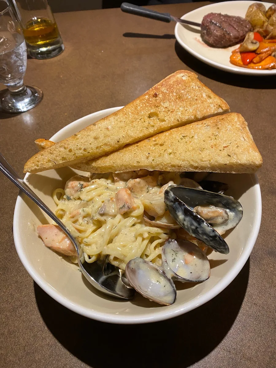 Food & drink, D.I. Restaurant & Lounge