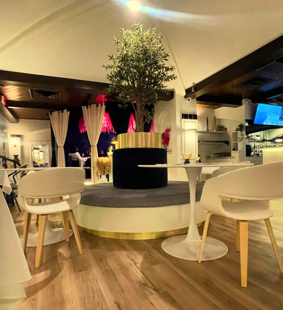 Vibe, Three Kretans Greek Restaurant