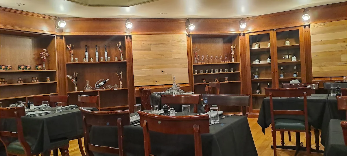 Vibe, Avenue Restaurant & Lobby Bar