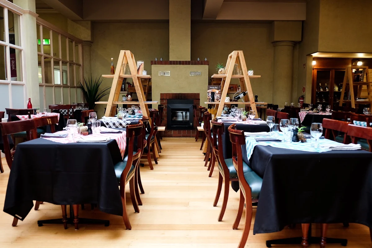 Vibe, Avenue Restaurant & Lobby Bar