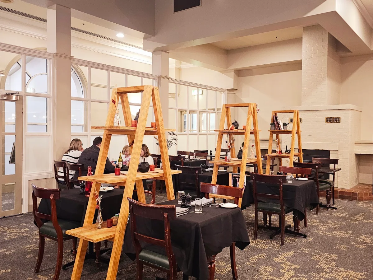 Vibe, Avenue Restaurant & Lobby Bar