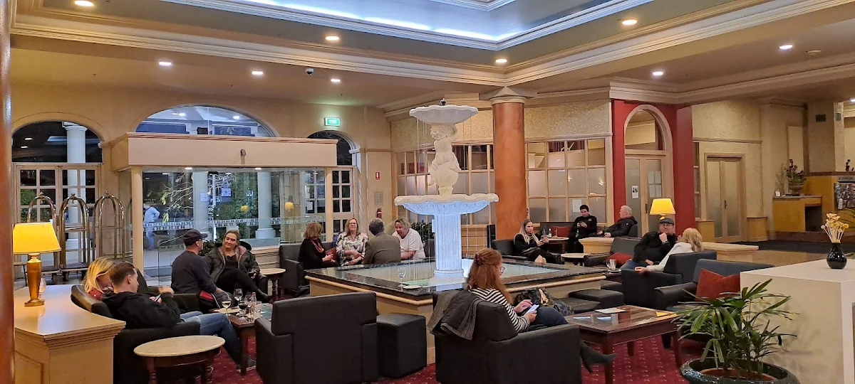 Vibe, Avenue Restaurant & Lobby Bar