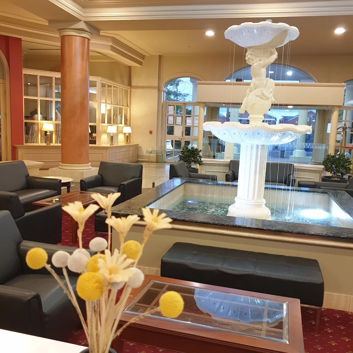 Vibe, Avenue Restaurant & Lobby Bar