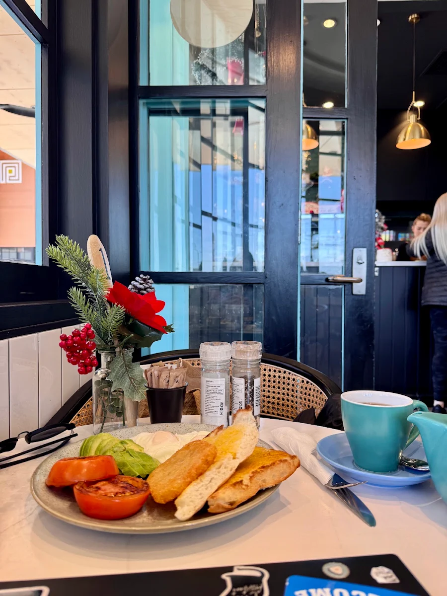 Food & drink, Lavish Cafe