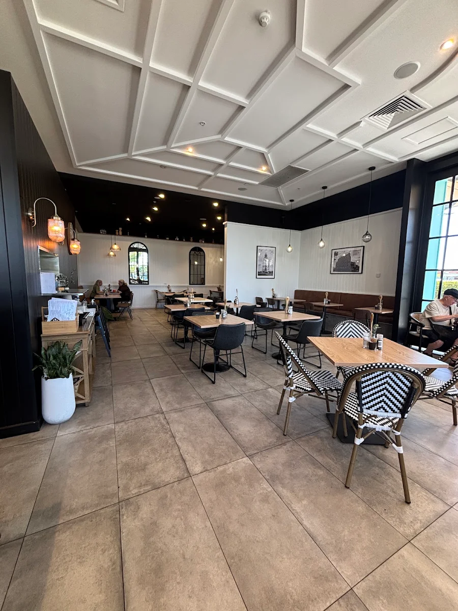 Vibe, Lavish Cafe