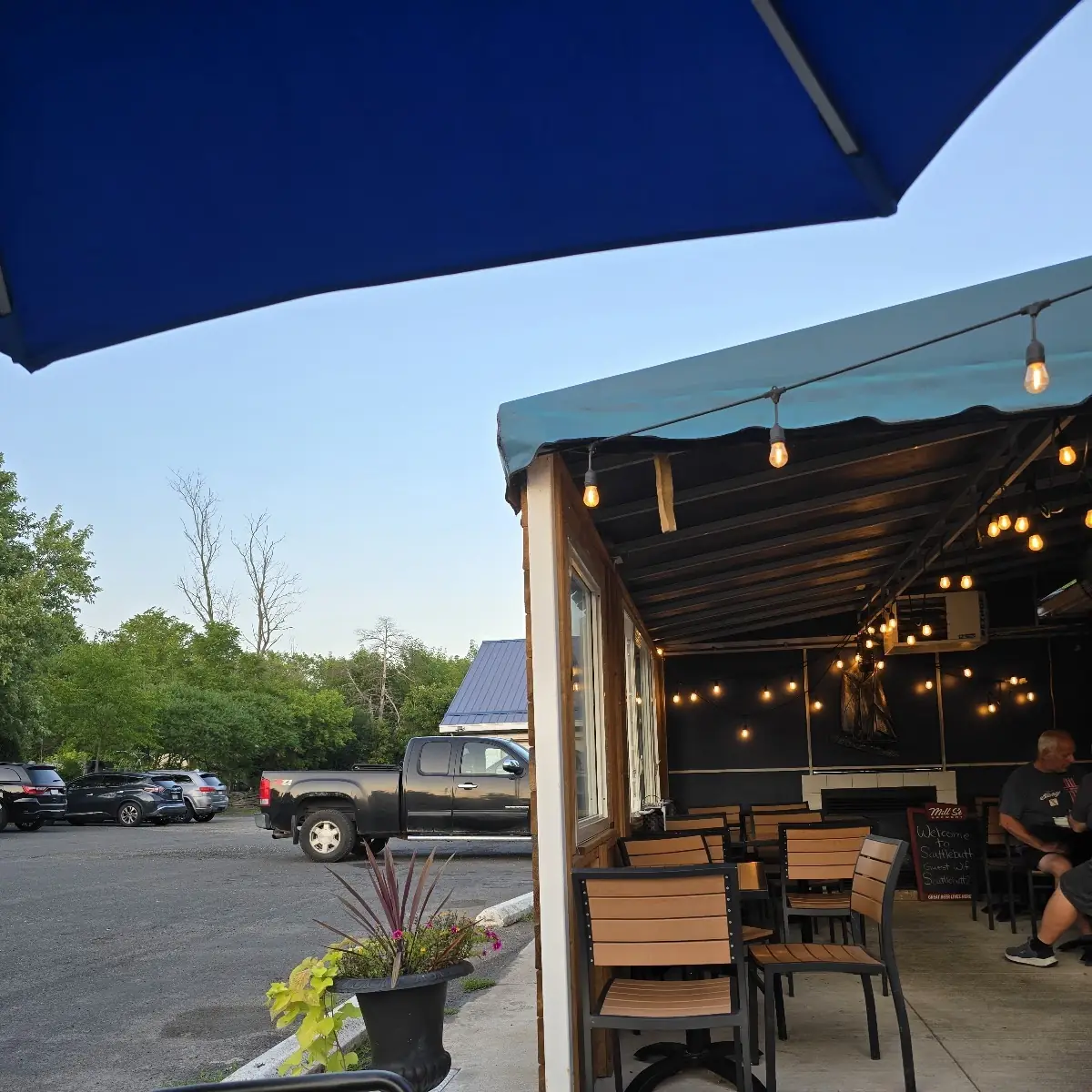 Vibe, Scuttlebutt Tap & Eatery