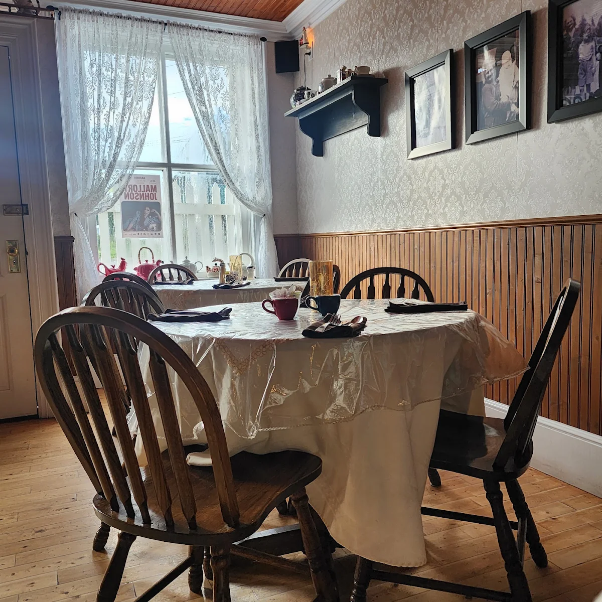 Vibe, Mifflin's Tea Room