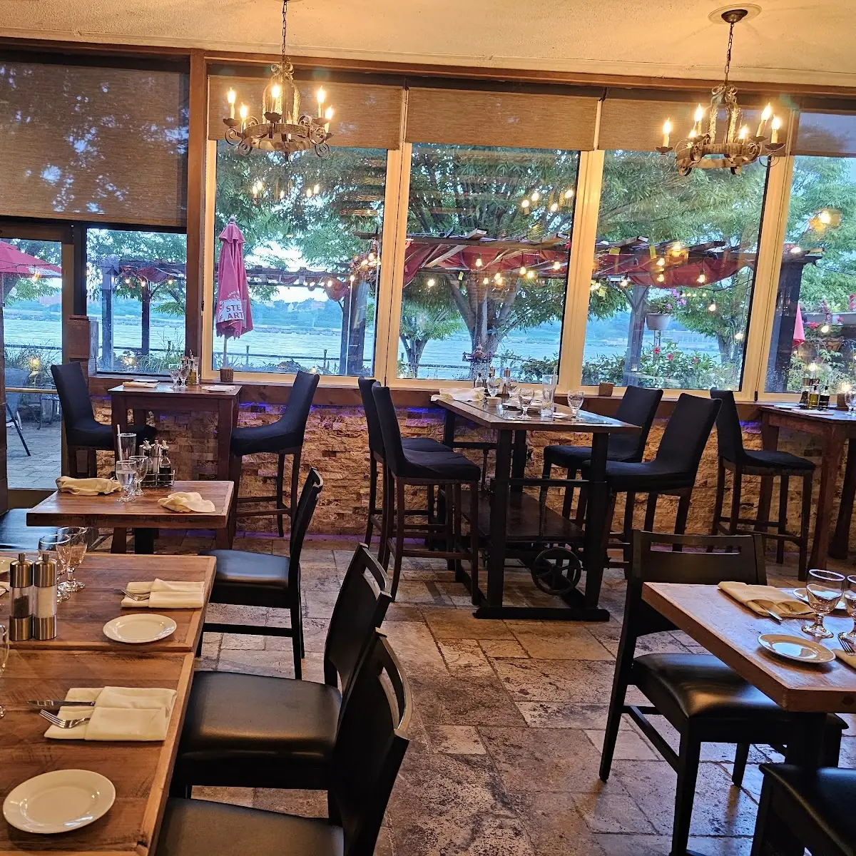 Vibe, Vaticano Italian Restaurant Fort Erie