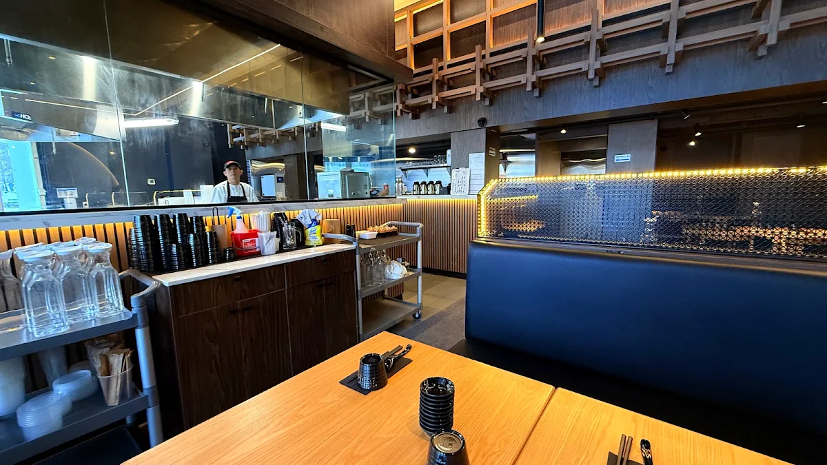 Vibe, Mogouyan Hand Pulled Noodle - Nouilles Tirées À La Main (Mont Tremblant) 磨沟沿老字号兰州牛肉面