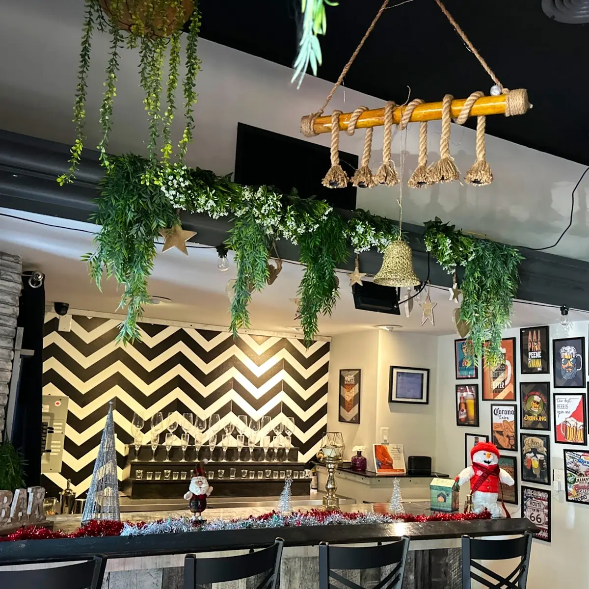 Vibe, Bollywood Cafe Indian Street Eats & Bar.
