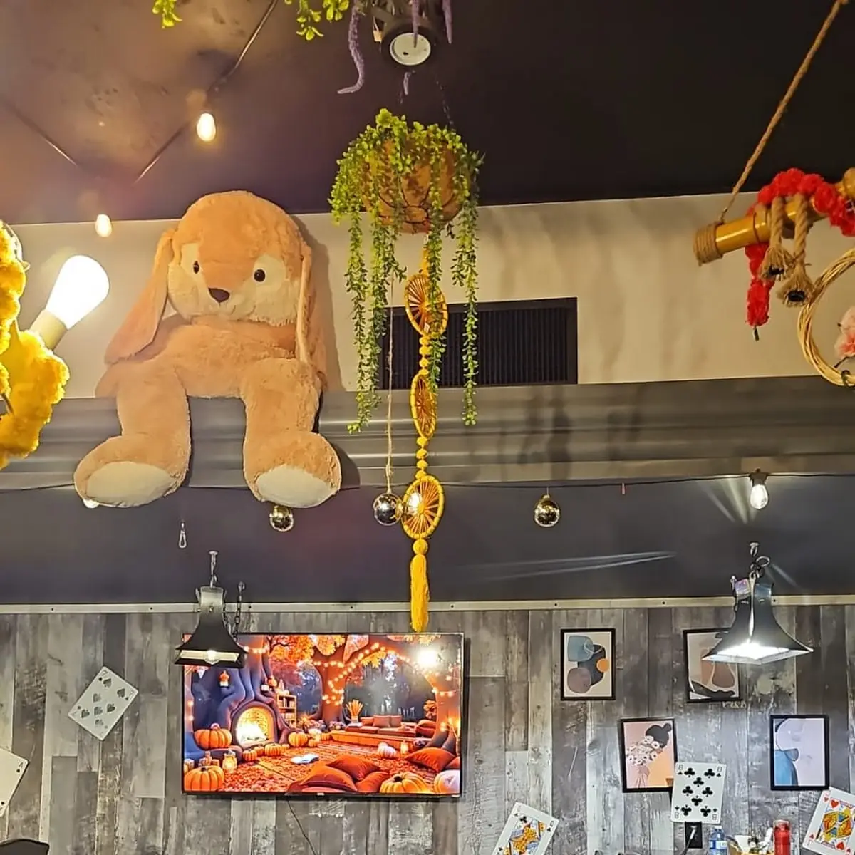 Vibe, Bollywood Cafe Indian Street Eats & Bar.