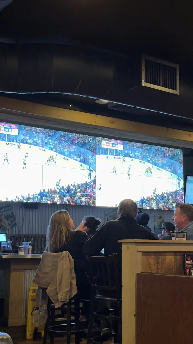 Vibe, Chuck's Roadhouse Bar and Grill