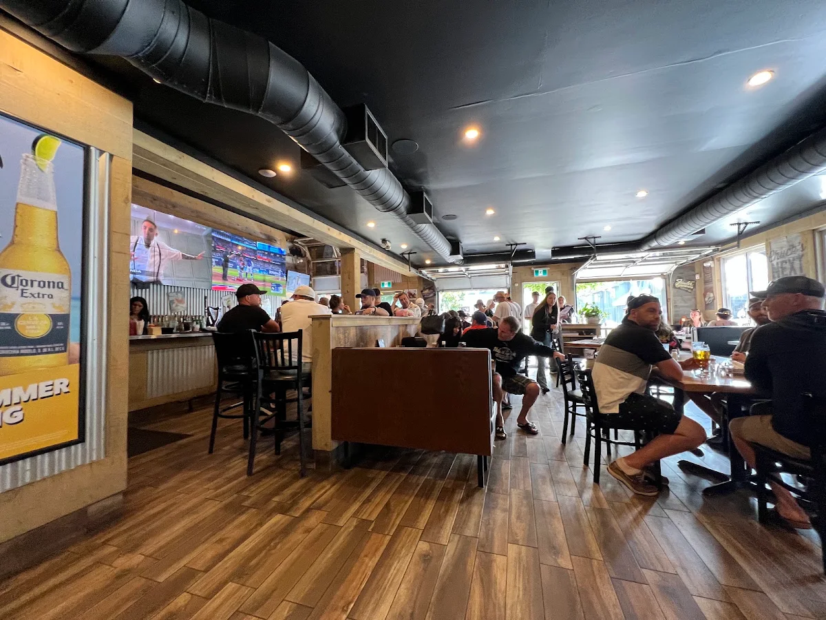 Vibe, Chuck's Roadhouse Bar and Grill