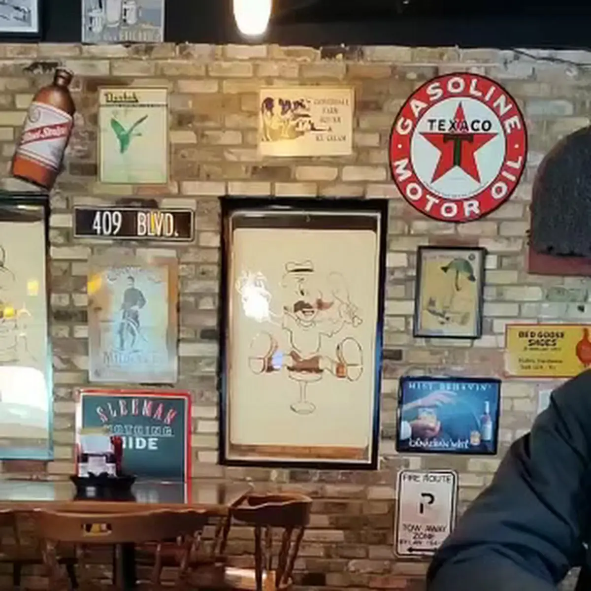 Vibe, Skeeter Barlow's Grill & Bar