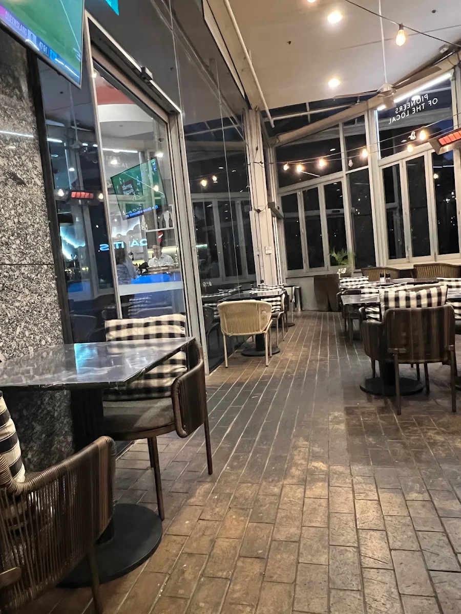 Vibe, Biggles Bar & Grill
