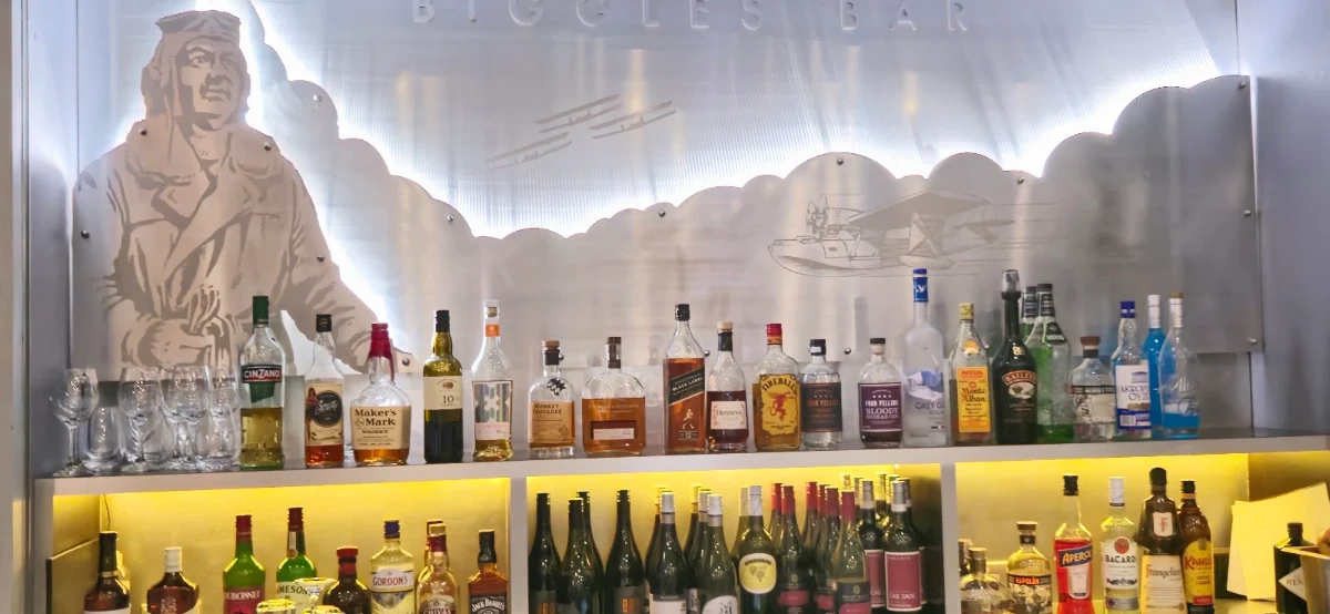 Vibe, Biggles Bar & Grill