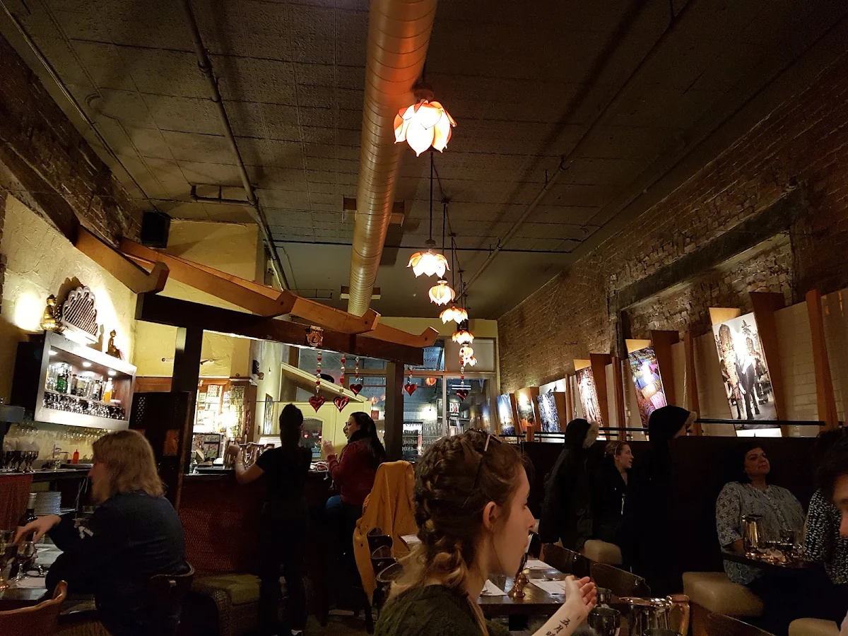 Vibe, Restaurant Singh's