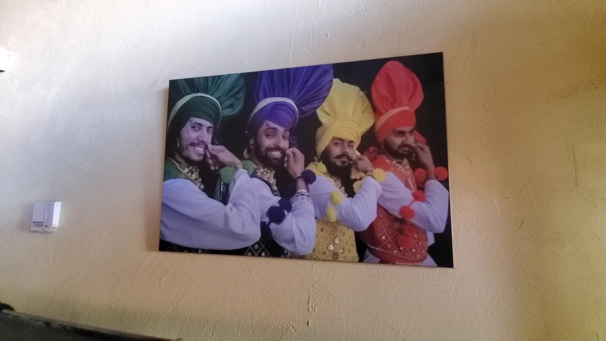 Vibe, Restaurant Singh's
