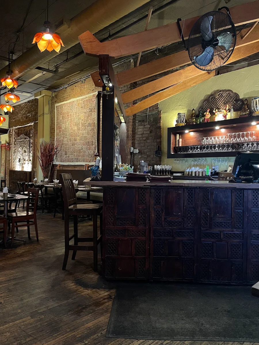 Vibe, Restaurant Singh's