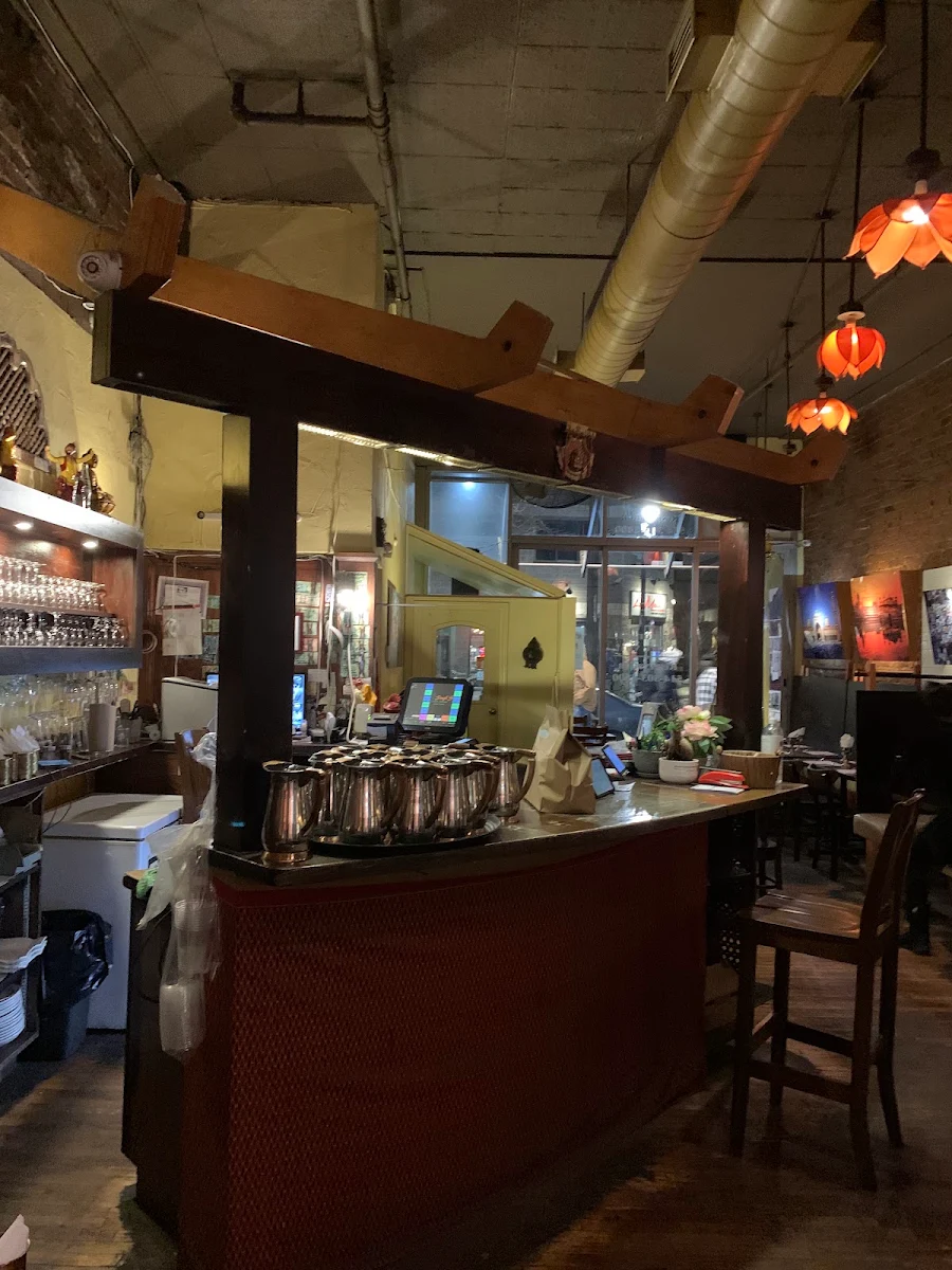 Vibe, Restaurant Singh's
