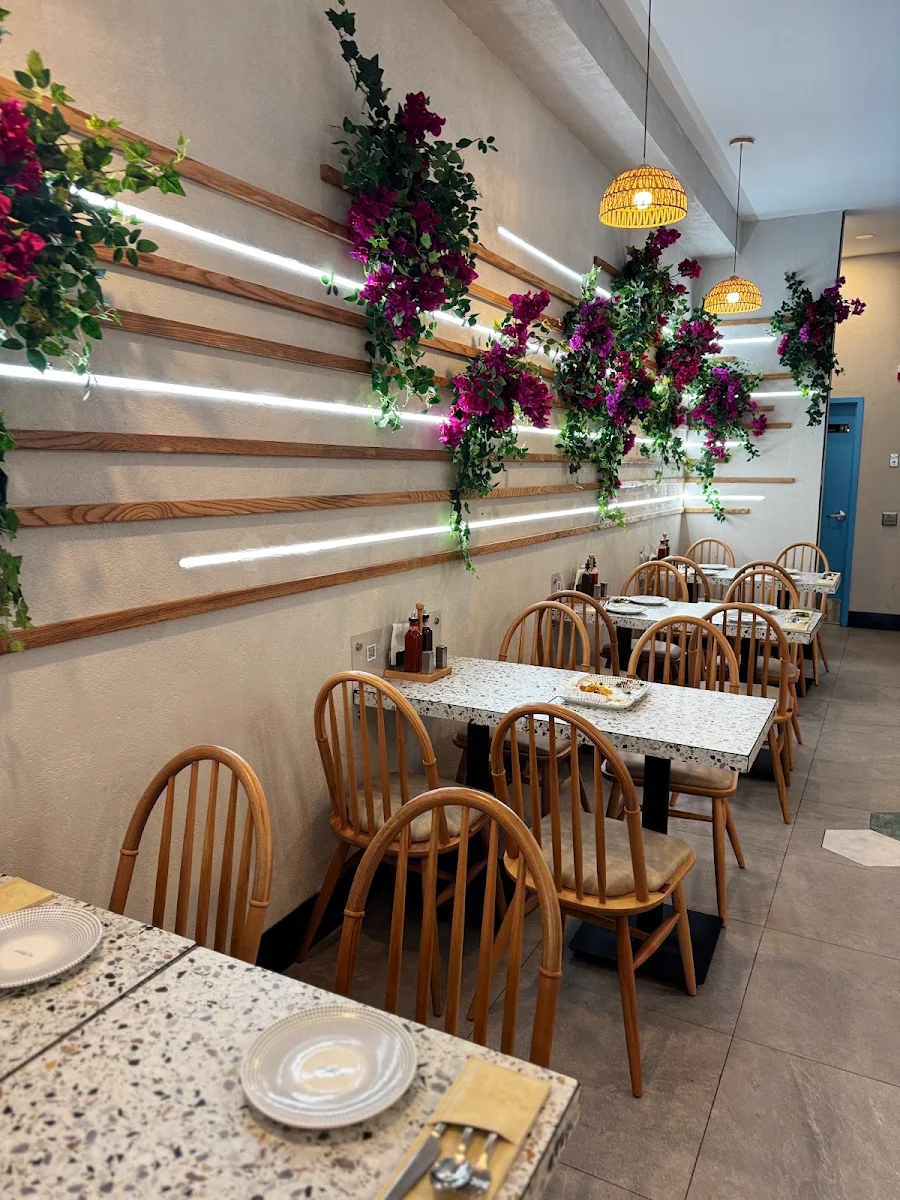 Vibe, Alforat Iraqi Street Food (Toronto)