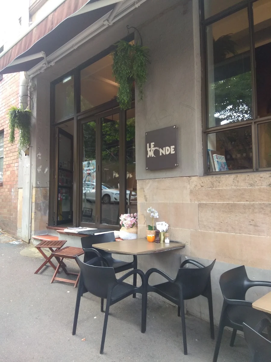 Vibe, Le Monde Cafe