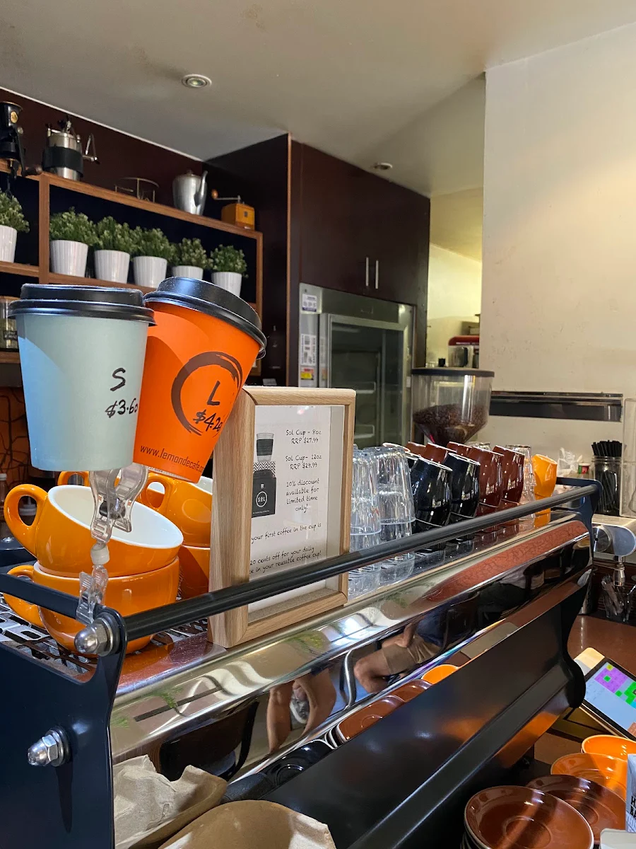 Vibe, Le Monde Cafe