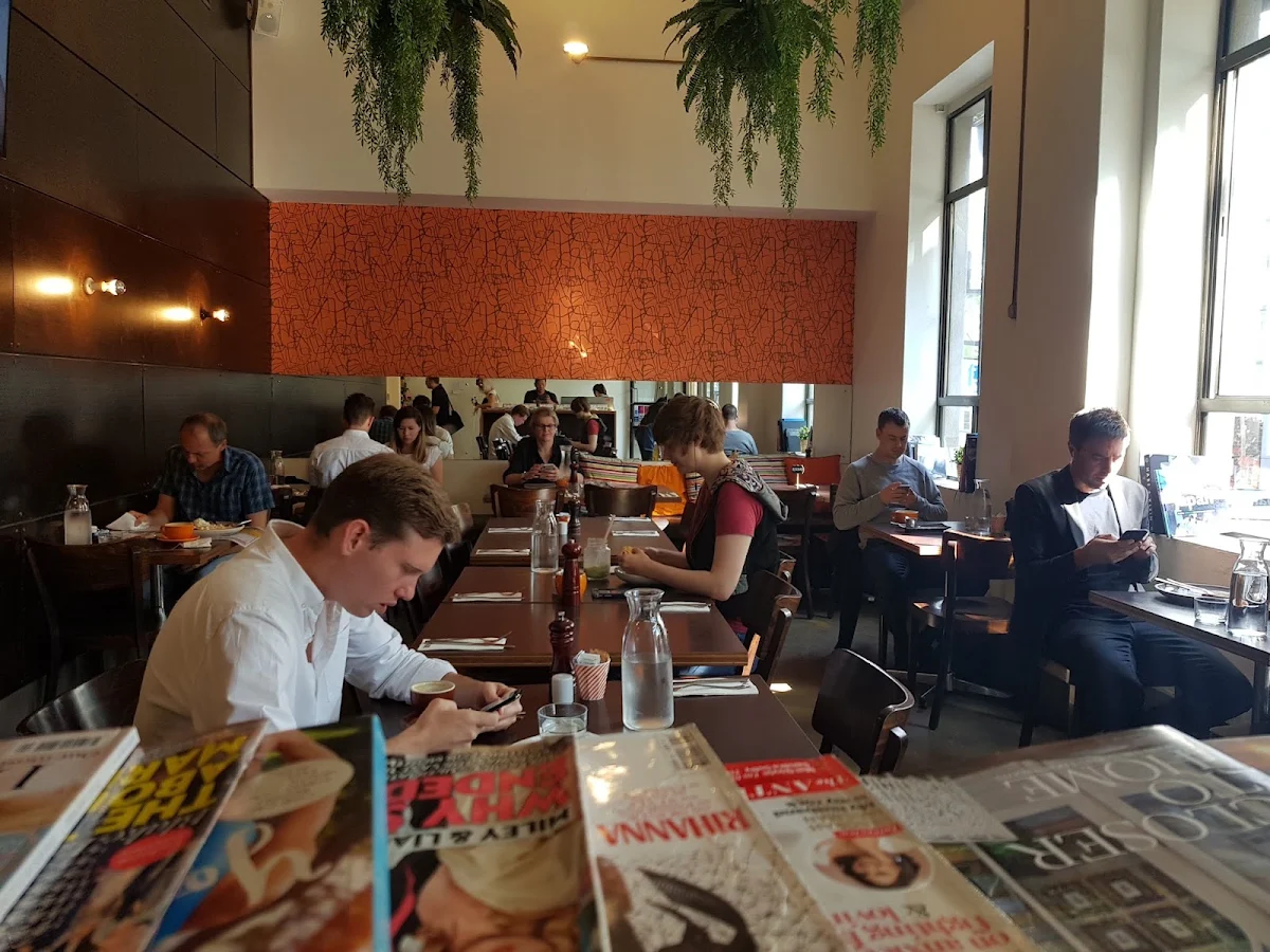 Vibe, Le Monde Cafe