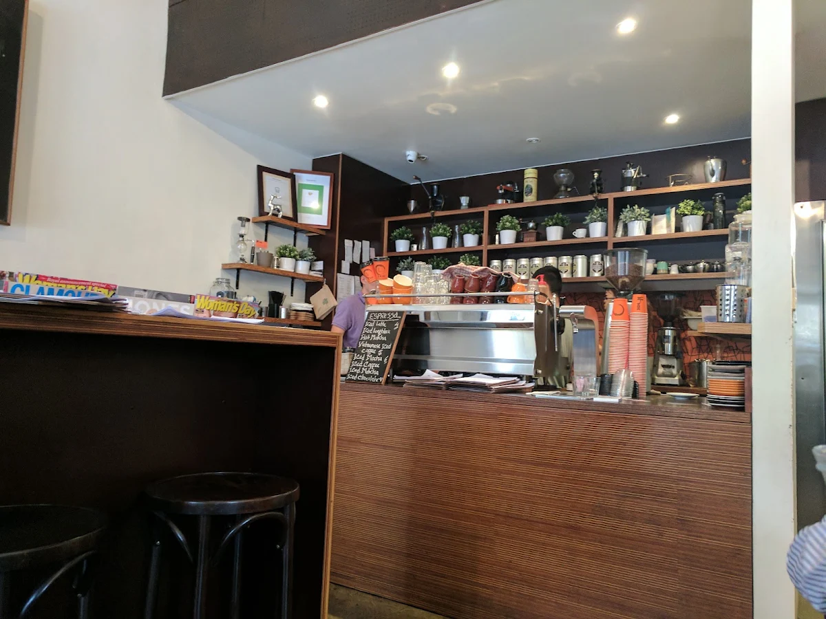 Vibe, Le Monde Cafe