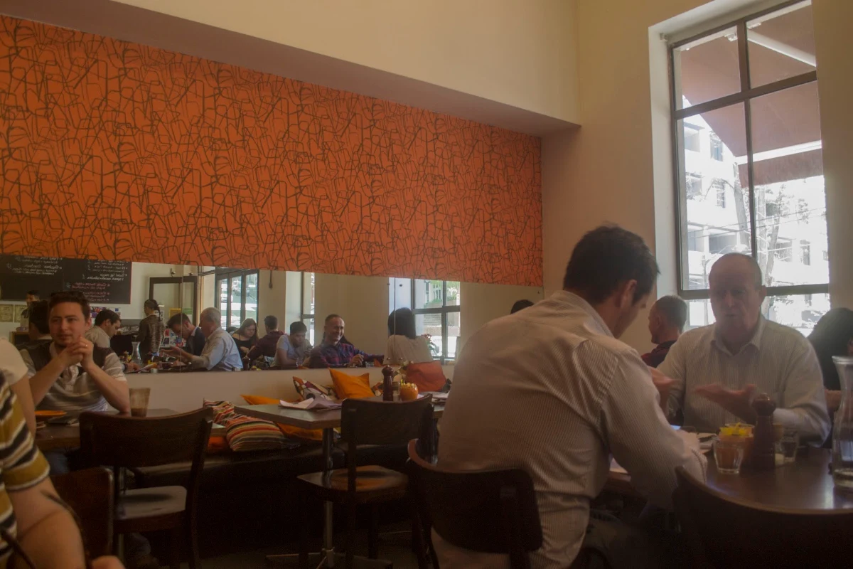 Vibe, Le Monde Cafe