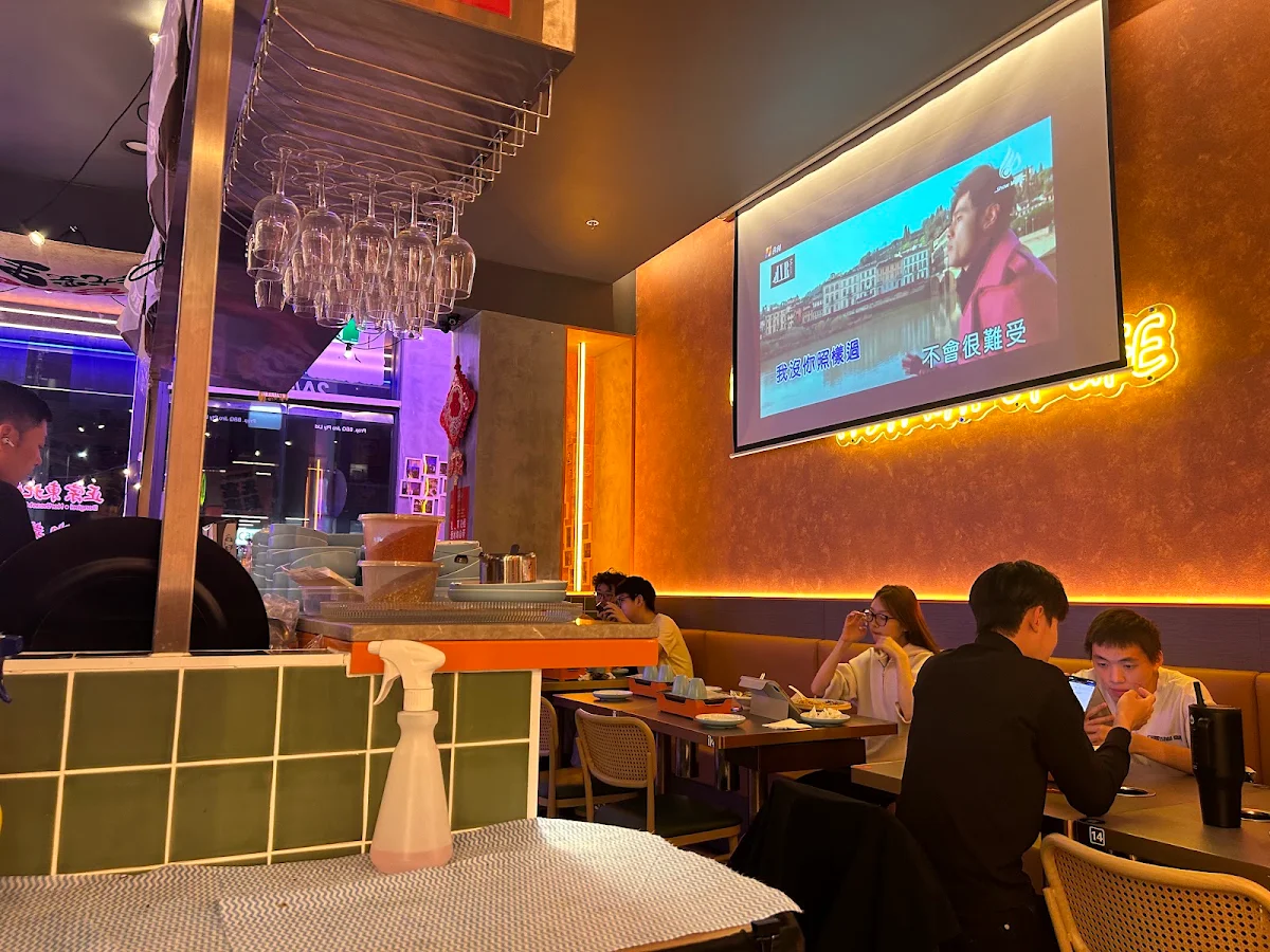 Vibe, Dragon BBQ Bar / Restaurant 龍炭长烧烤吧·东北烧烤·炒菜（原老炭长时尚音乐烧烤吧）