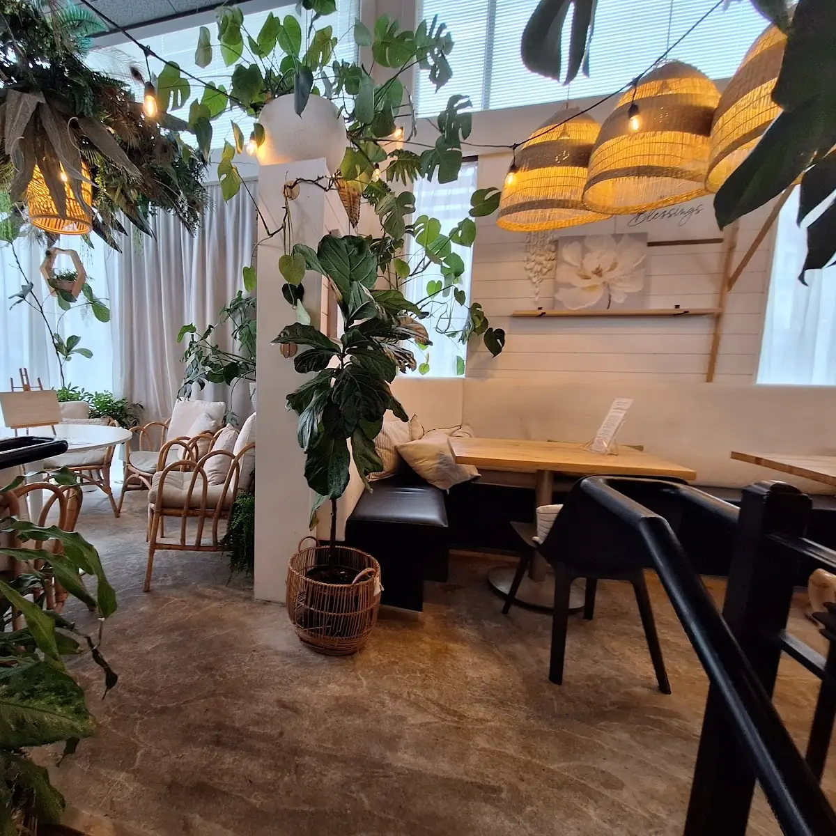 Vibe, Revive Boutique Bistro