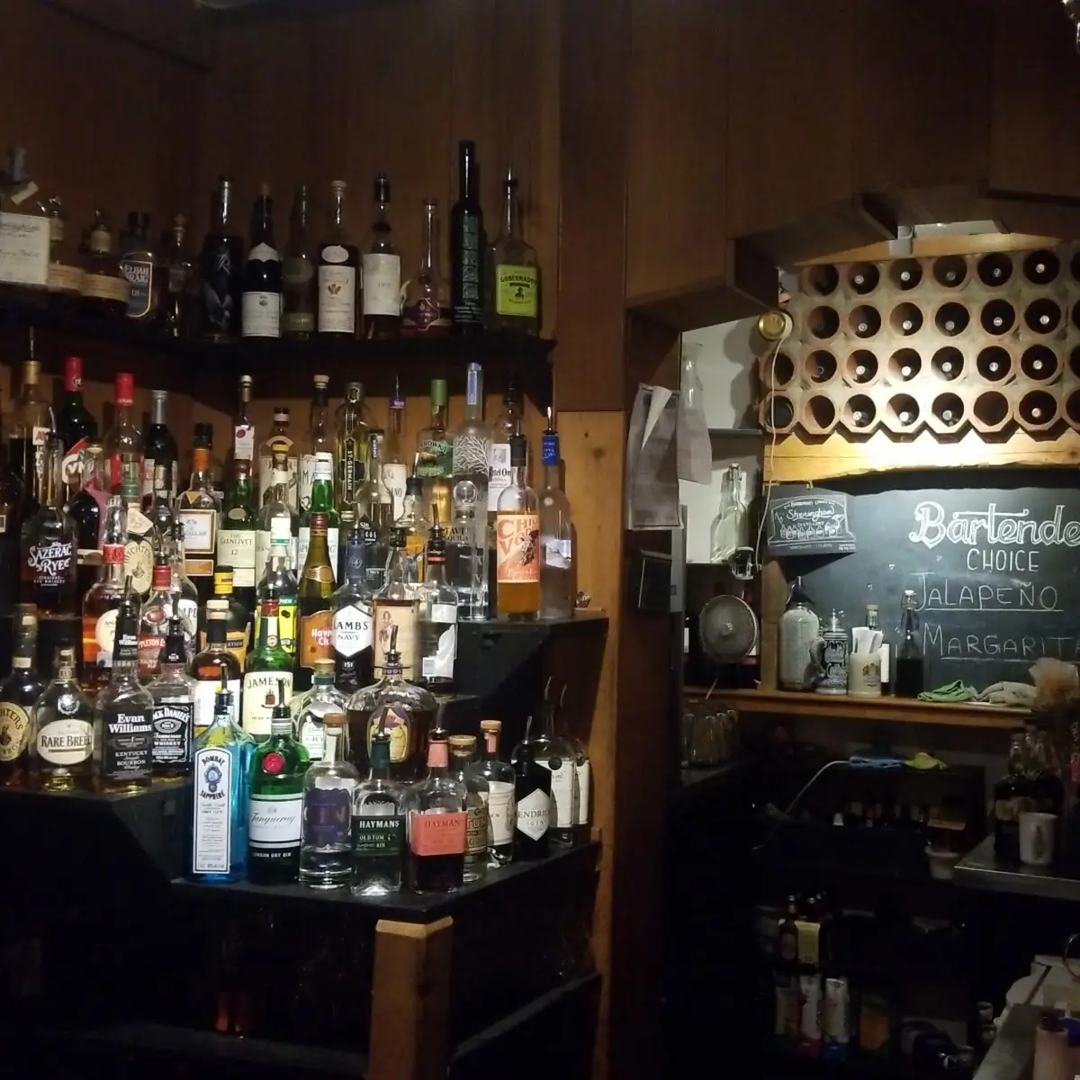 Vibe, Uli's Restaurant