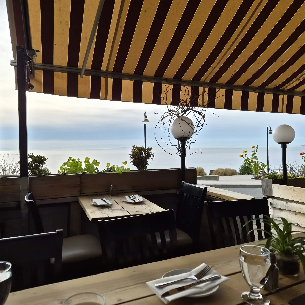 Vibe, Uli's Restaurant